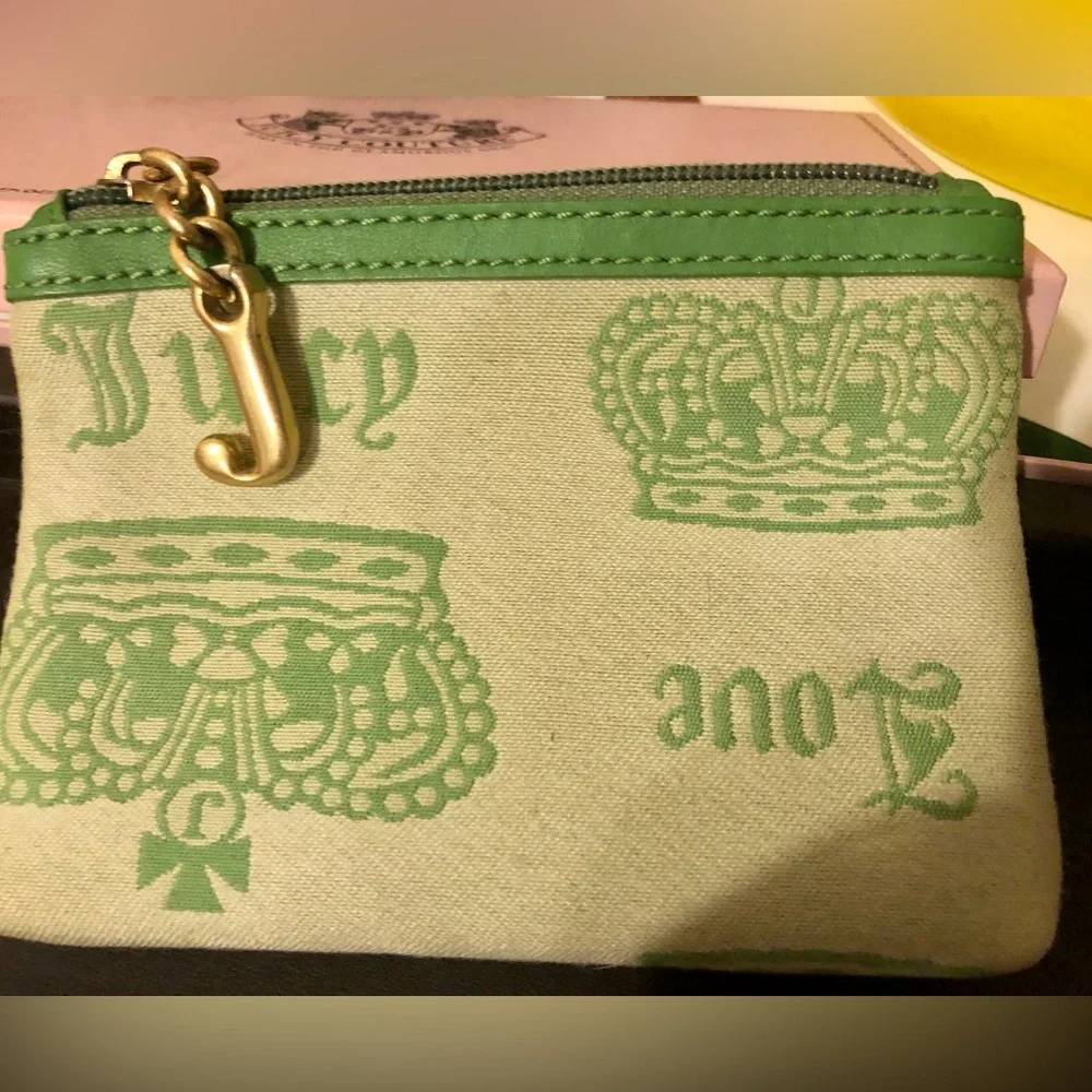 ๐ *VINTAGE* JUICY COUTURE LIGHT GREEN CHANGE POUCH W/ ZIPPER! ๐ - Picture 3 of 7